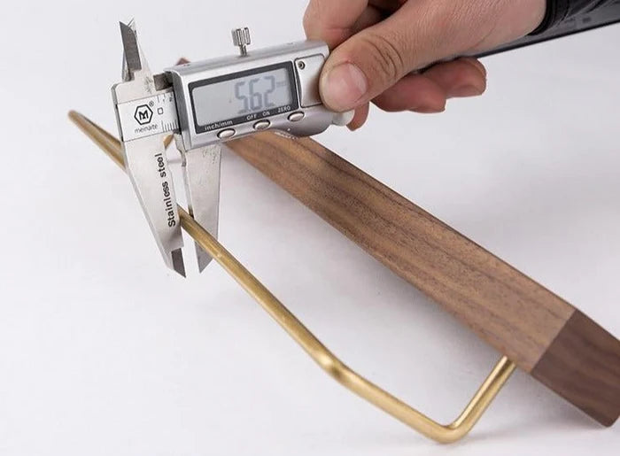 Beukenhouten handdoekrek met messing details