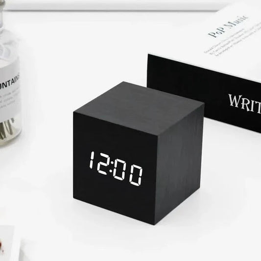 Minimalistische LED wekker met kubusvorm