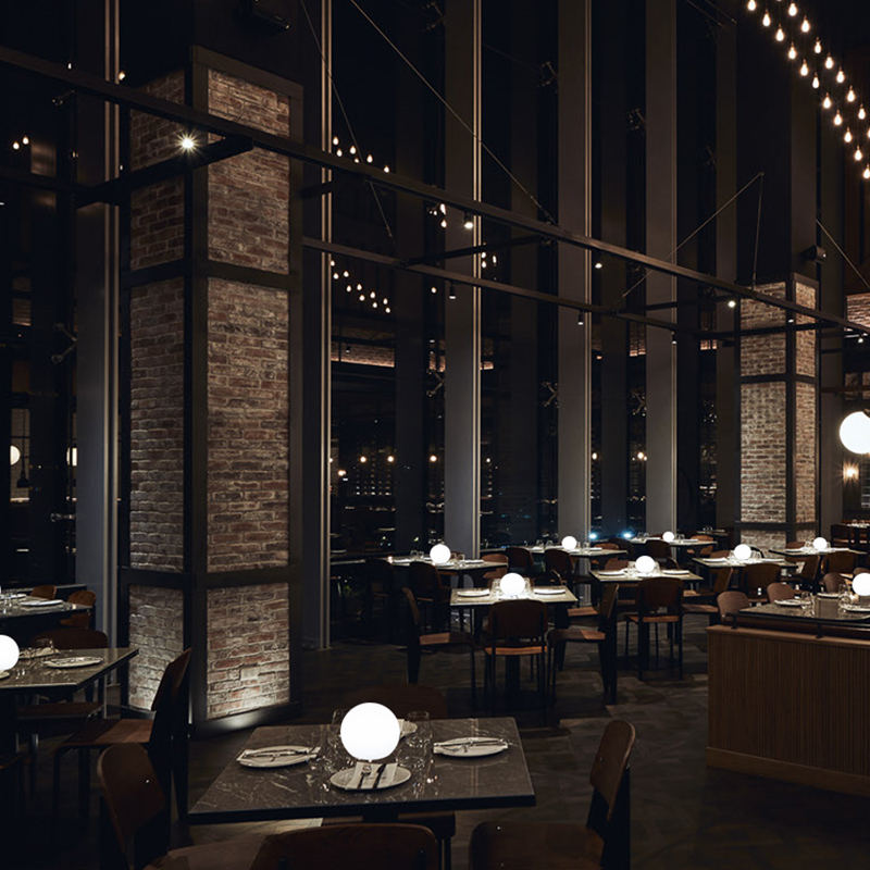 Moderne tafellamp met ronde kap en instelbare verlichting