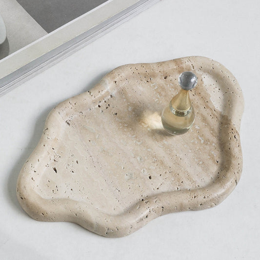 Stenen sieradenschaal van travertin met sculpturaal design