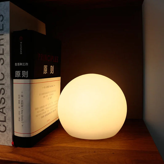 GlowSphere – Moderne Tafellamp met Wereldse Elegantie