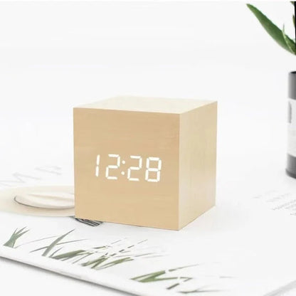Minimalistische LED wekker met kubusvorm