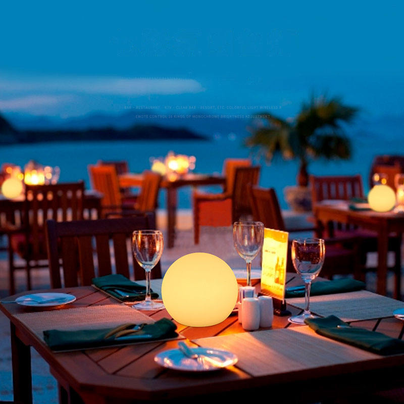 Moderne tafellamp met ronde kap en instelbare verlichting